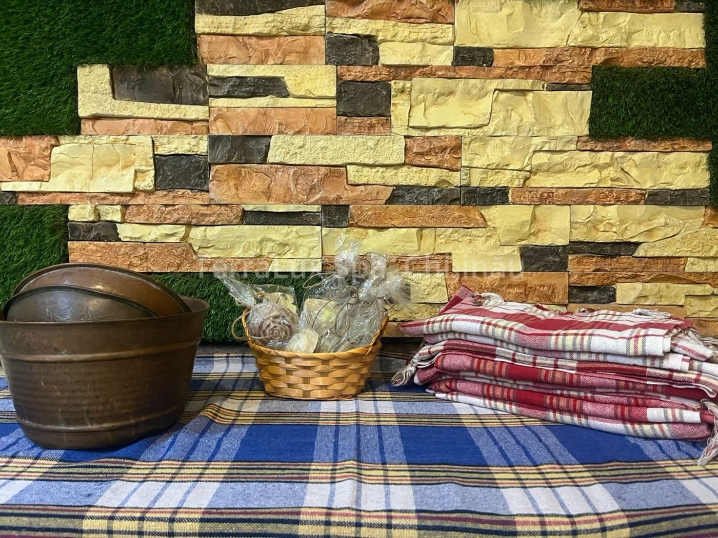 Tas de aramă, coș cu săpunuri și prosoape peștemal tradiționale