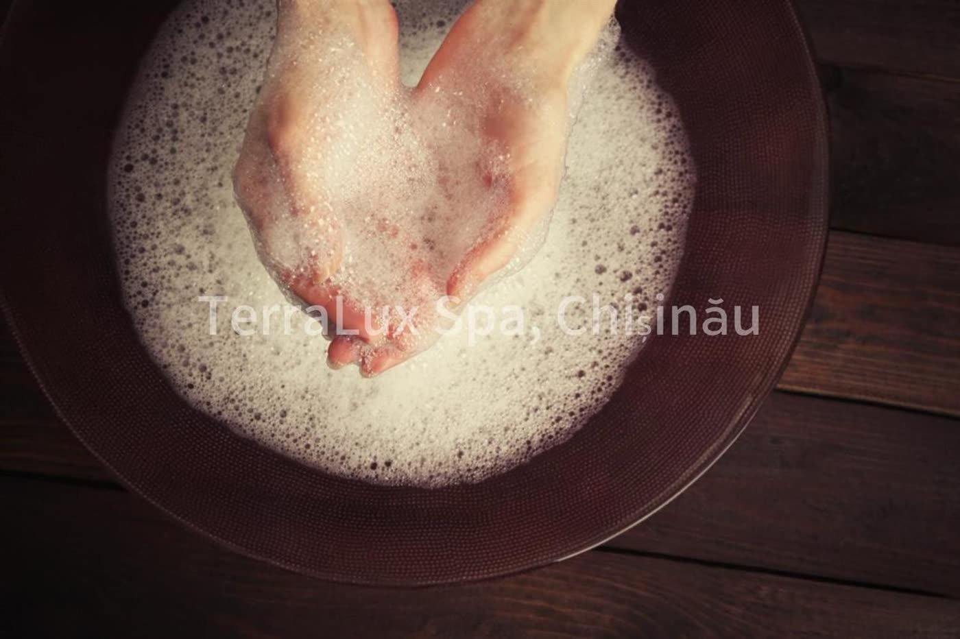 Spumă naturală pregătită cu mâna în tasul de aramă, pentru ritualul Hammam