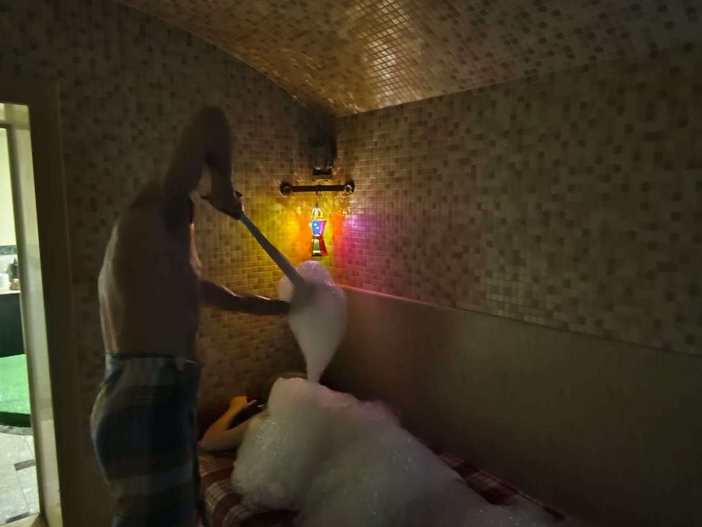 Spumă caldă abundentă în timpul ritualului Kese & Foam la TerraLux SPA, Chișinău