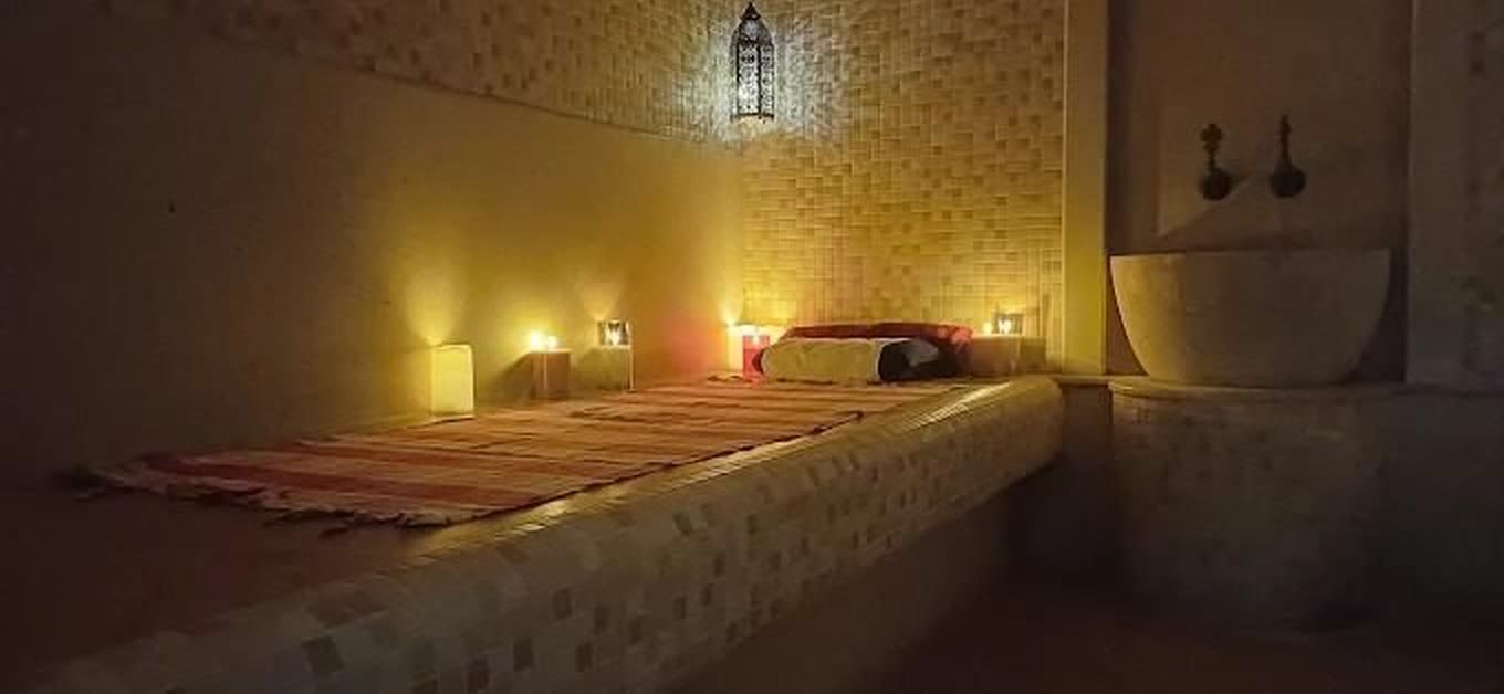 Hammamul turcesc la lumina lumânărilor, după închiderea programului